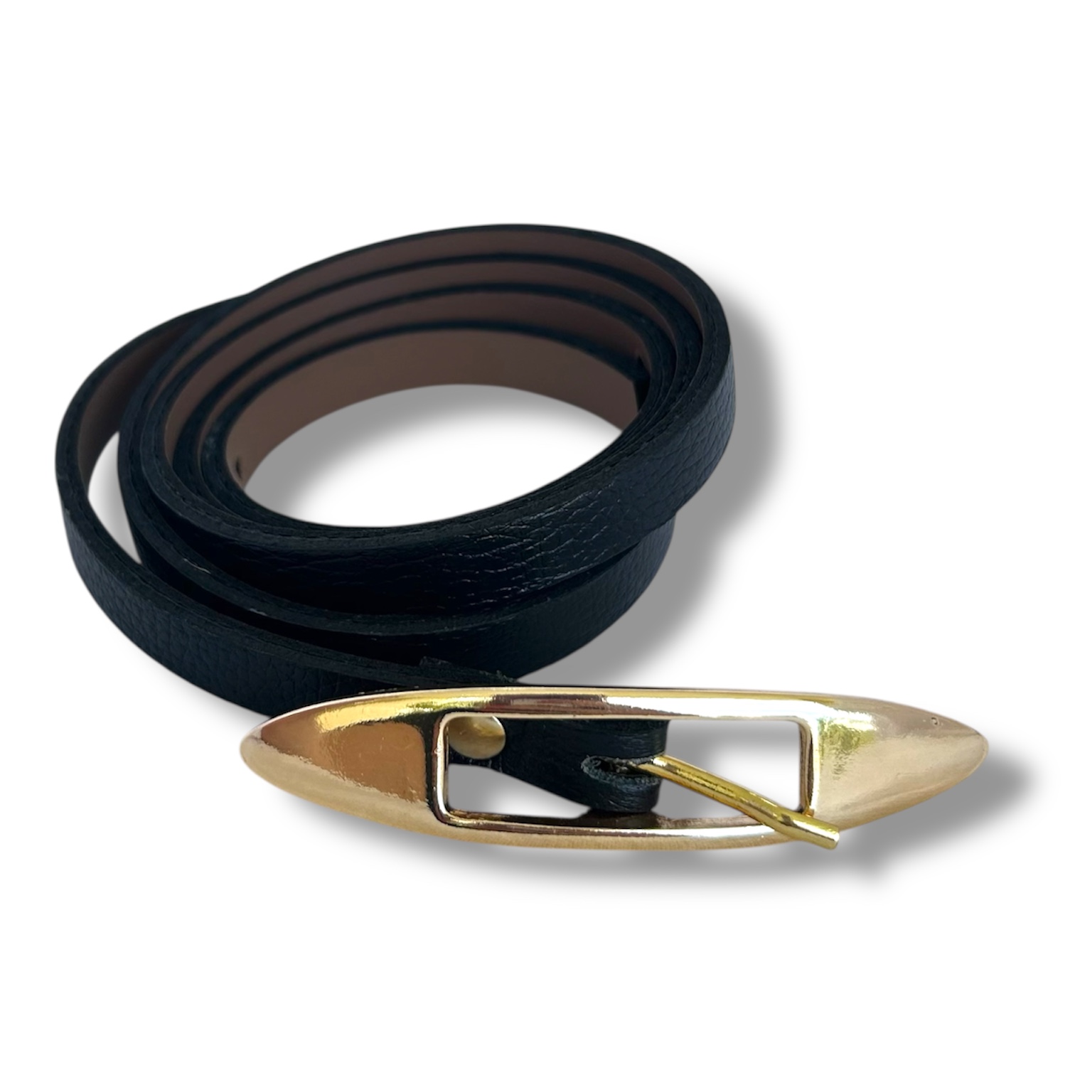 Cinto negro con hebilla dorada alargada