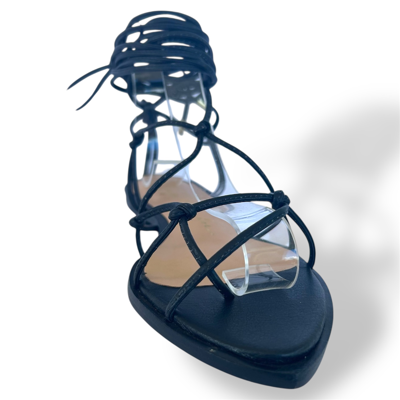 Zapatilla negra de tiras finas con amarre ajustable view 3