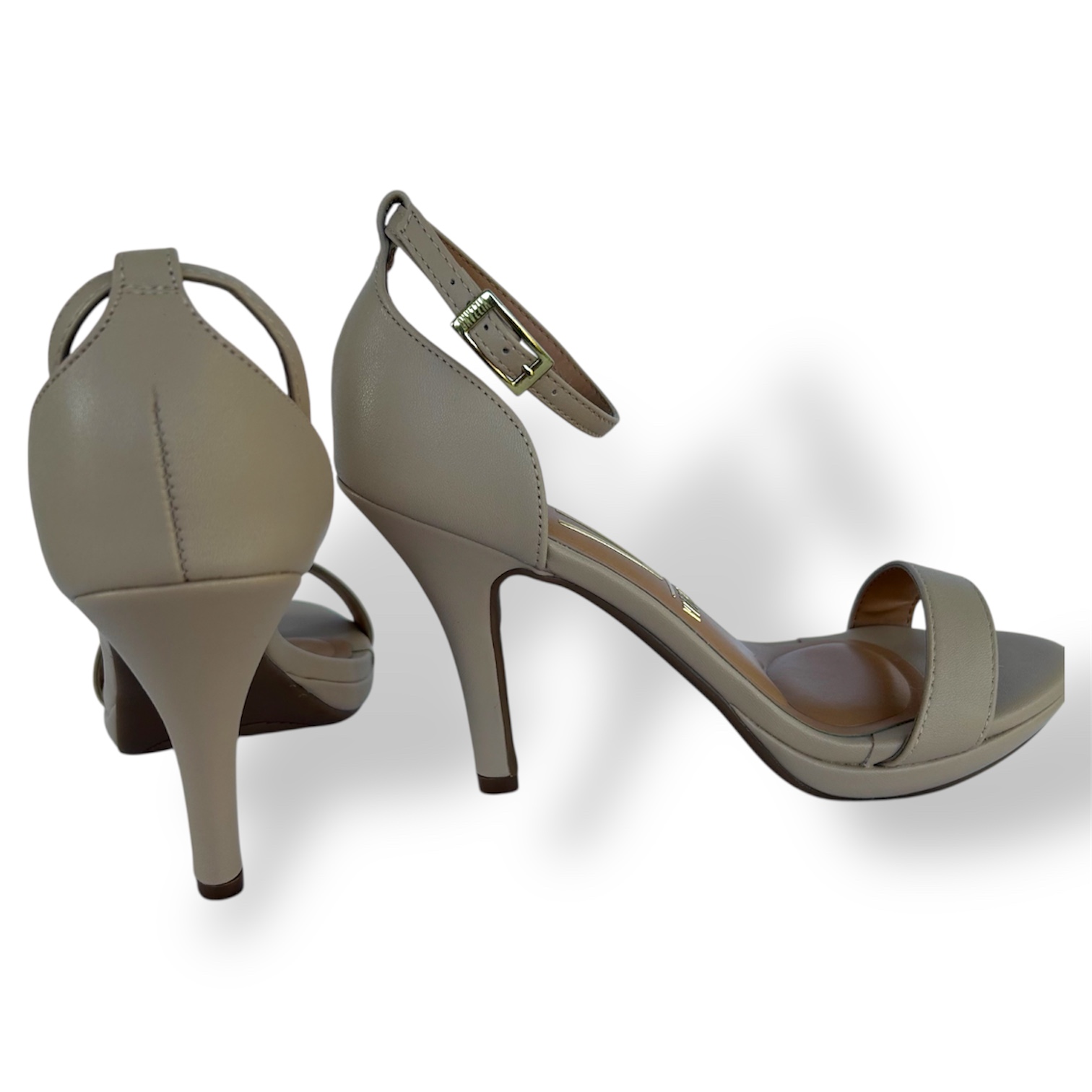 Sandalia de tacón fino beige con tira frontal y pulsera ajustable
