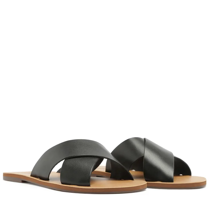 Zapatilla plana con tiras cruzadas negra